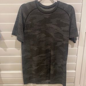 Mens lululemon camo print stretch shirt medium
